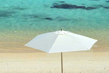 L'htel bnficie d'une longue plage de sable blanc...